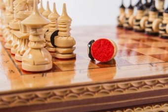 Шахматы резные ручной работы в ларце средние 30 slchesslars30